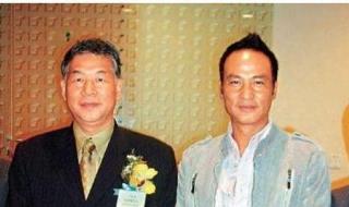 成龙下跪向华强图片 成龙下跪向华强图片